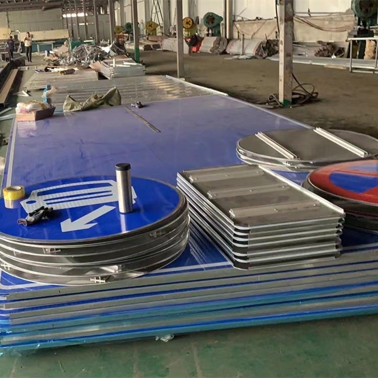 资质概述\n公路交通工程（公路安全设施）专业承包二级资质是在公路工程建设领域中，针对公路安全设施专项施工能力进行认定的重要凭证。该资质允许企业在承接公路交通安全设施工程时承担其项目的设计、安装、施工及维护等综合性工作，是从事交通安全设施工程的门槛之一。二级资质则要求企业具有相当的注册资本、技术人员配置与施工经验，提供可靠的人员设备和安全质量管理保障。